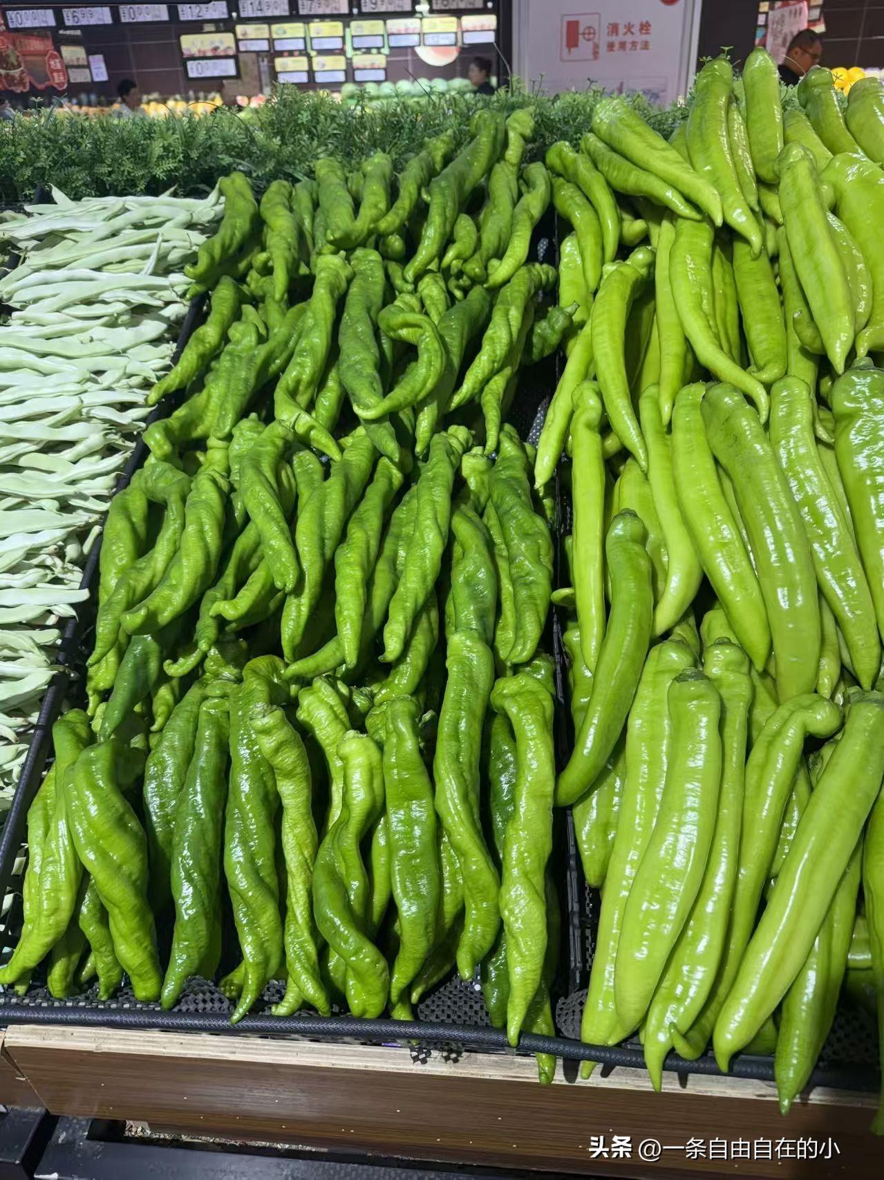 备好青椒，坐等一盘虎皮尖椒
 
夏日生活打卡季，闷热天最馋一口开胃辣意，直奔超市