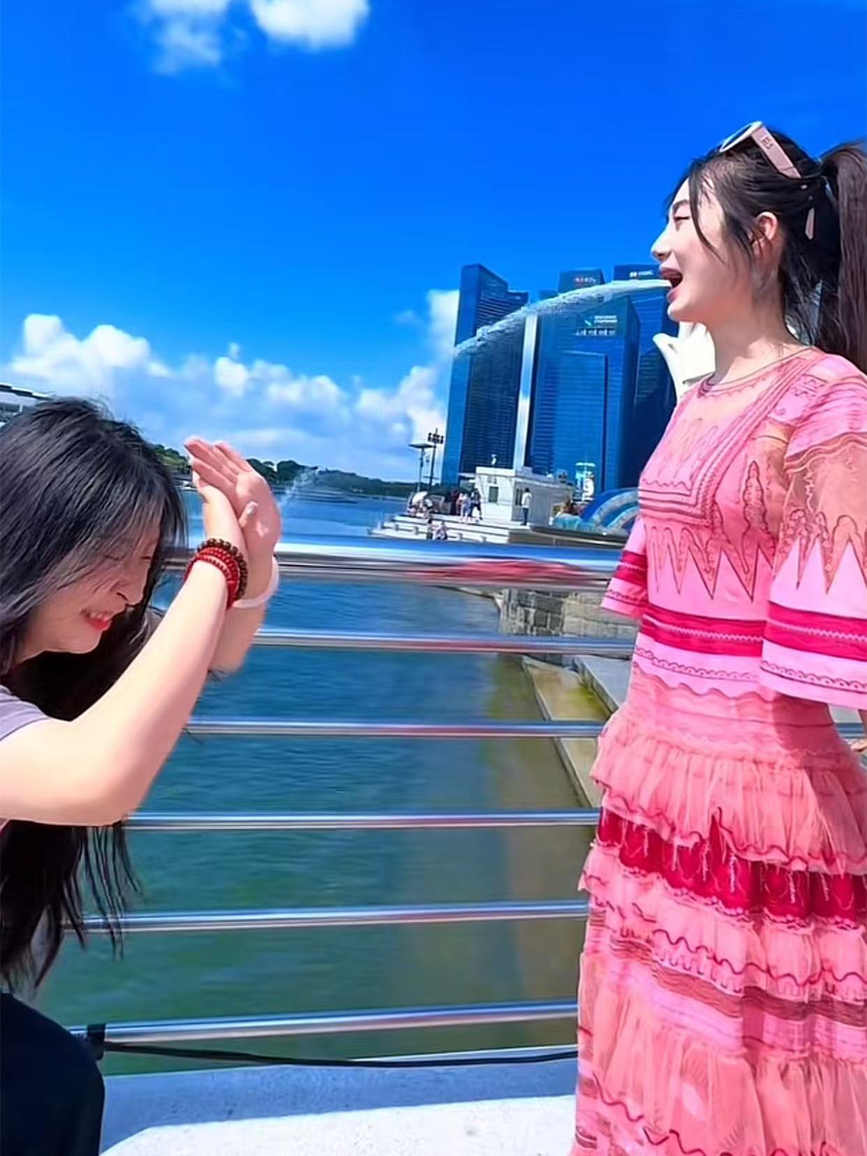 刚刚！鼓曲社演员张婉怡晒出了新加坡游玩的视频。错位拍摄，张嘴挡着狮尾鱼，仿佛她在