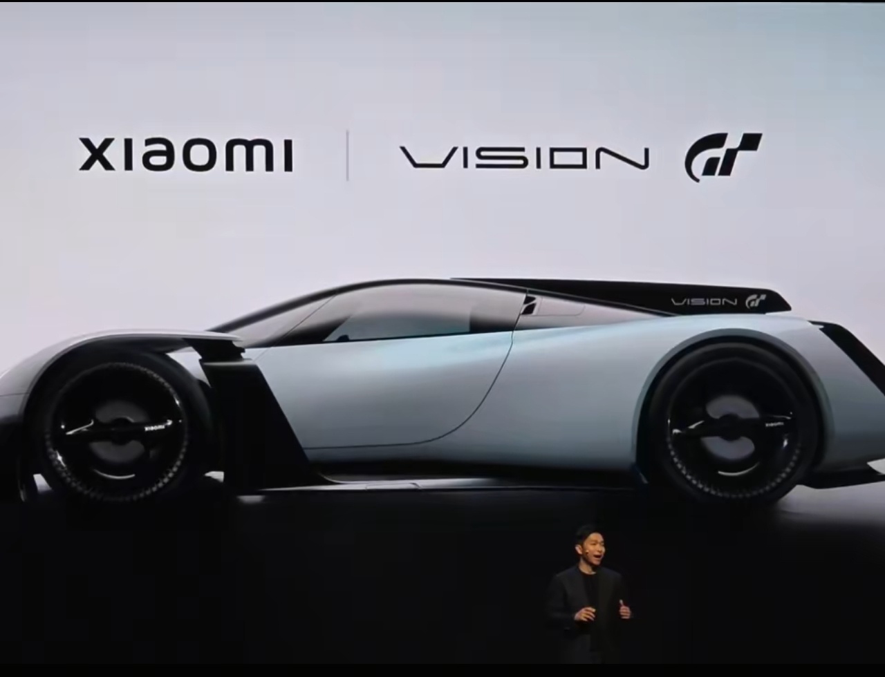 小米超跑亮相真帅呀，科技前卫，大胆创新，也很霸气，小米的审美设计一直在线！ 小米