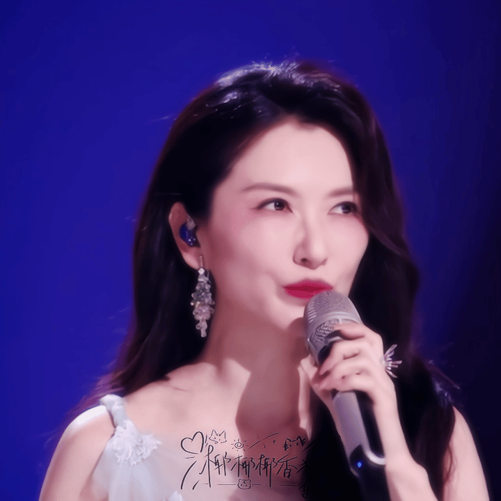 徐洁儿 路人缘被徐洁儿在《乘风2026》舞台上圈粉啦✨《雨爱》的和音一出来，全场