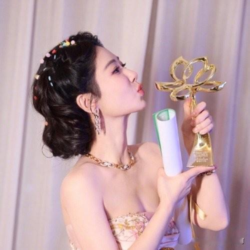 杨紫学位证上就是杨紫，杨紫用实力印证本名的光芒
近日，“杨紫学位证上就是杨紫”这