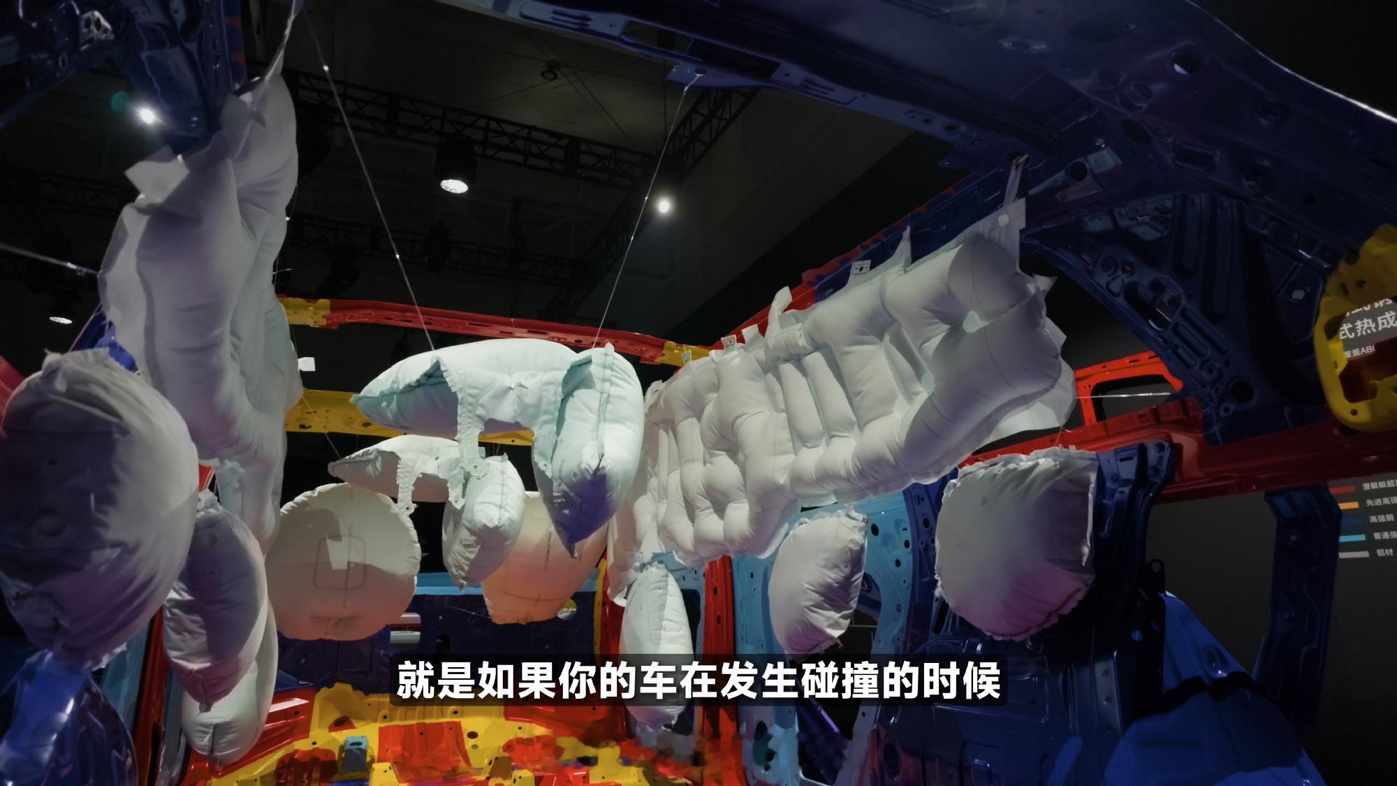 其实最早在没看到澎程实车前，我就听说了这台车价格会比较震撼，但是当时我是比较担忧