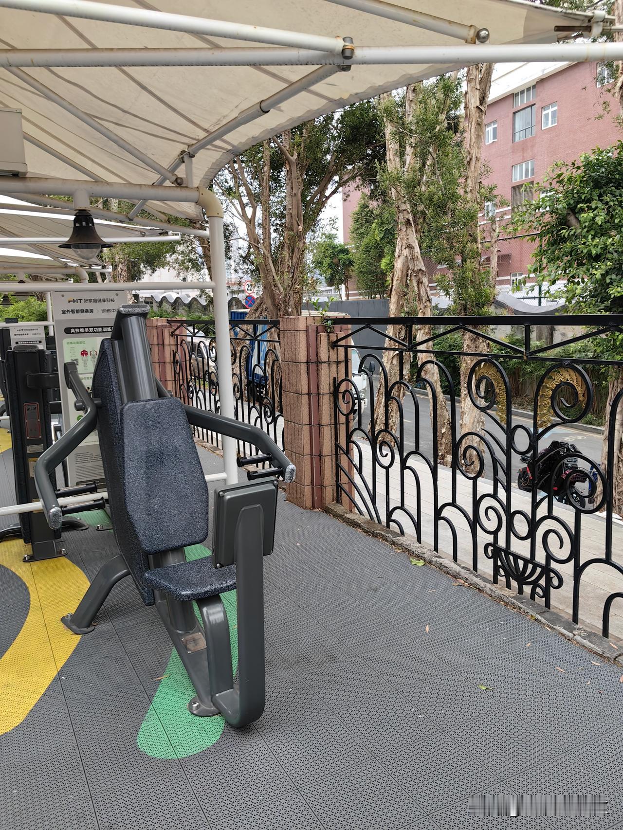 每天早上在社区训练的时候，总会看到旁边幼儿园的小路上面一对夫妻。女的长得非常的漂