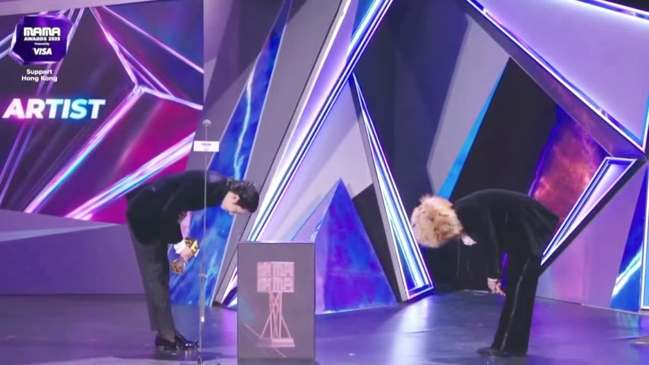 李洙赫给权志龙颁奖  李洙赫颁奖权志龙，熟人碰面气场拉满～ 