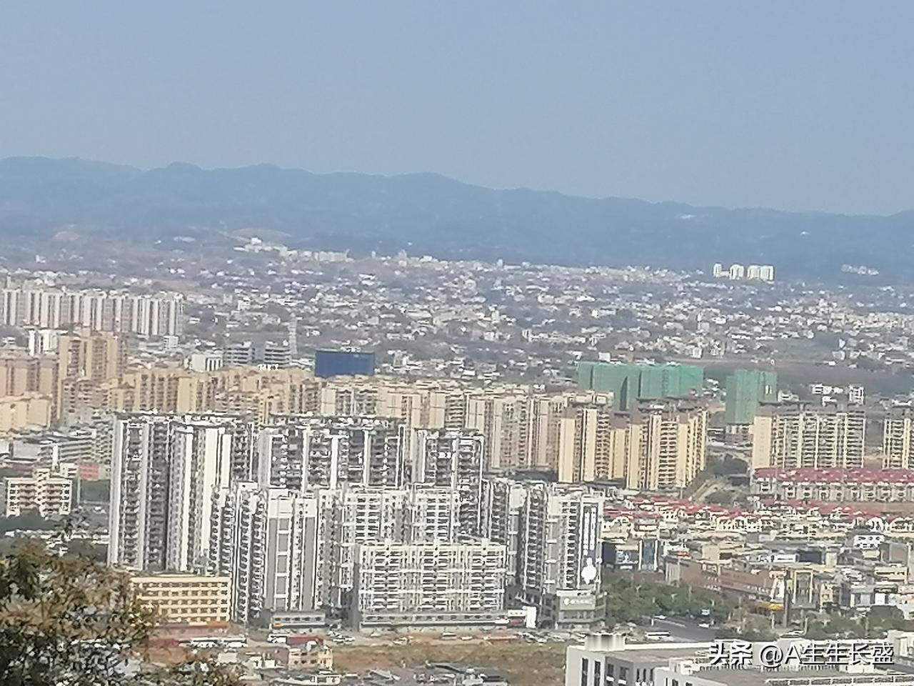 新年生活图鉴神光山顶广场兴宁盆地一览无余尽收眼底，看到的都是密密麻麻的高楼和普通