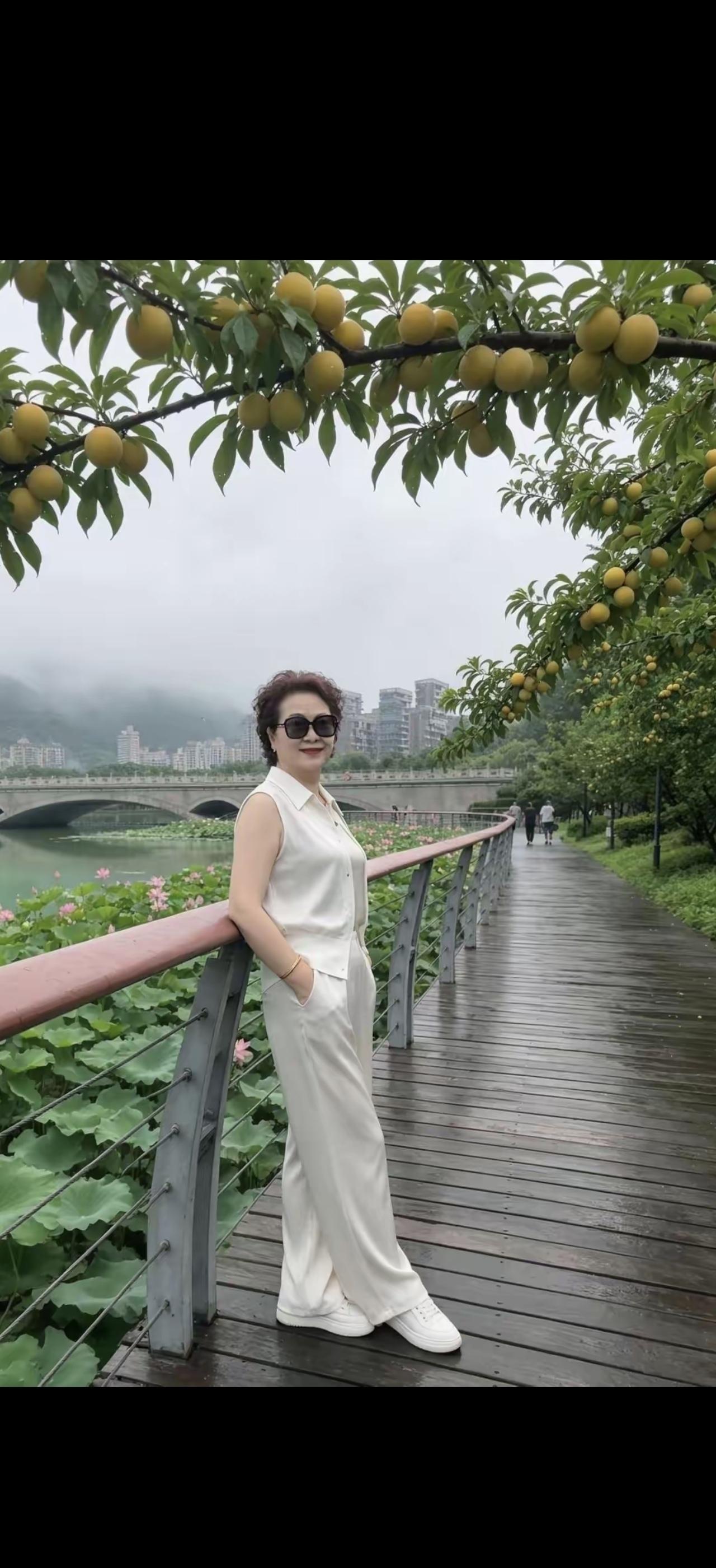桥上人倚栏杆，水边花映影。