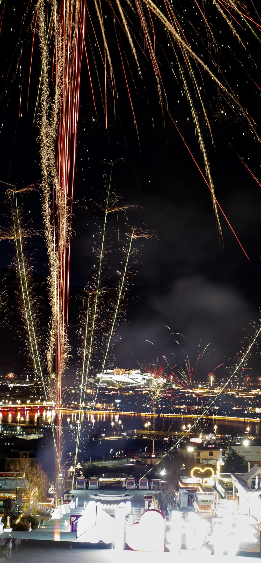 朋友昨晚拍的布达拉宫烟花，我笑了一早上