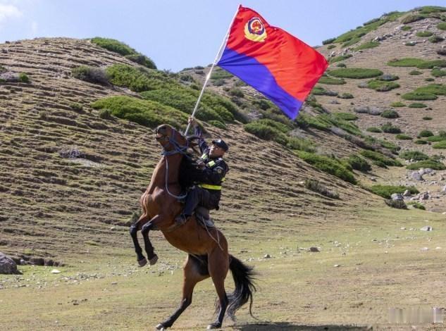 在新疆多个地区的马背警务活动里，辅警都是重要参与者。

第十四师和田垦区公安局巴