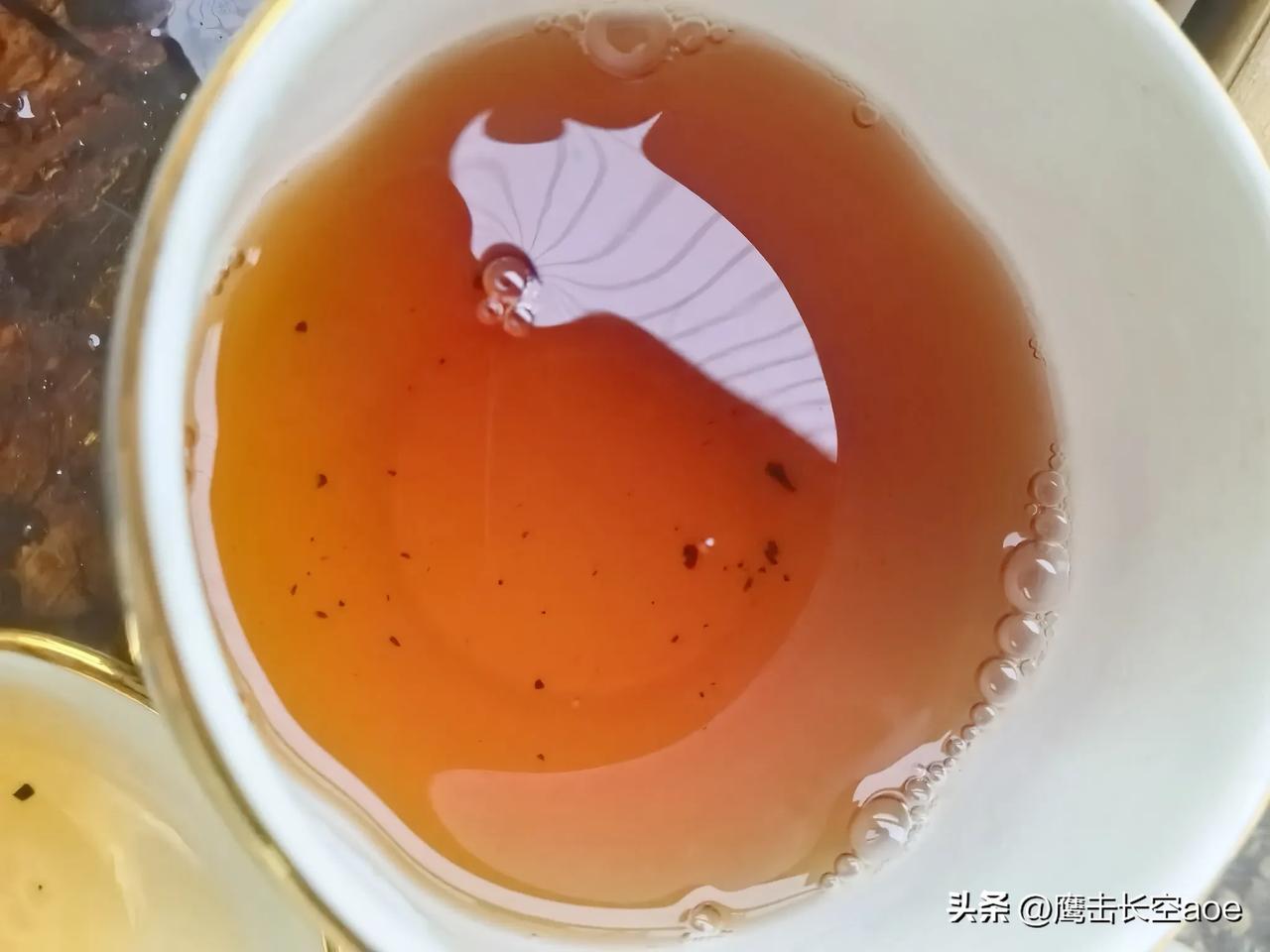 喝了大半辈子，才知道红茶和绿茶的区别。

原来喝茶是冲着喝，绿茶是泡着喝。红茶下