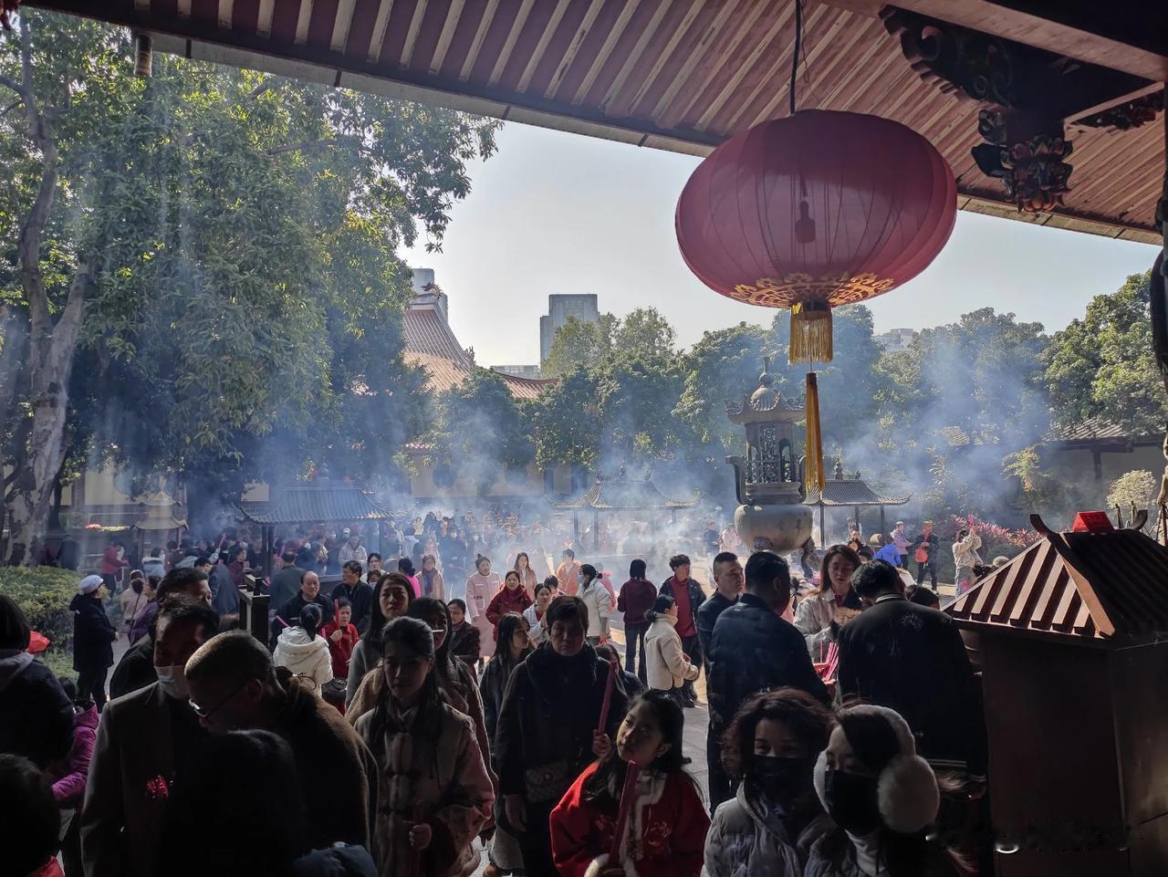 今年大年初一好天气，照例到西禅寺上香祈福。每年初一购票窗口排长队，以我去这么多年