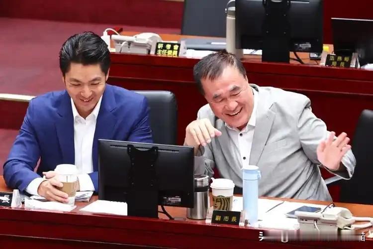 相比蒋万安对李四川的力挺，面对苏巧慧与李四川的同框，侯友宜表态更显老到～
 
三