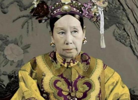 慈禧每次洗澡后，只留李莲英1人伺候。而房间里不时传出喊痛，一位小宫女偷掀帘子，这