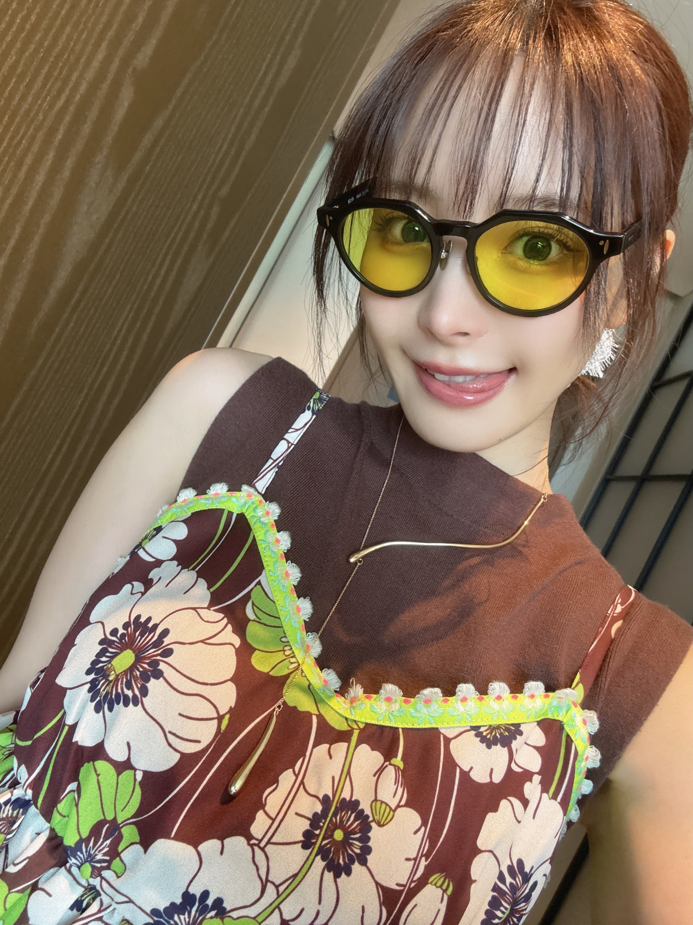 苹果的首款折叠屏手机📱小桃子这小富婆都觉得贵呢[吃瓜]，她挺节约的 用贵一点的