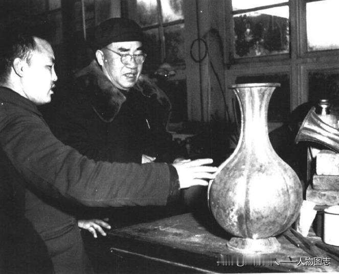 1956年，朱德视察北京珐琅厂。