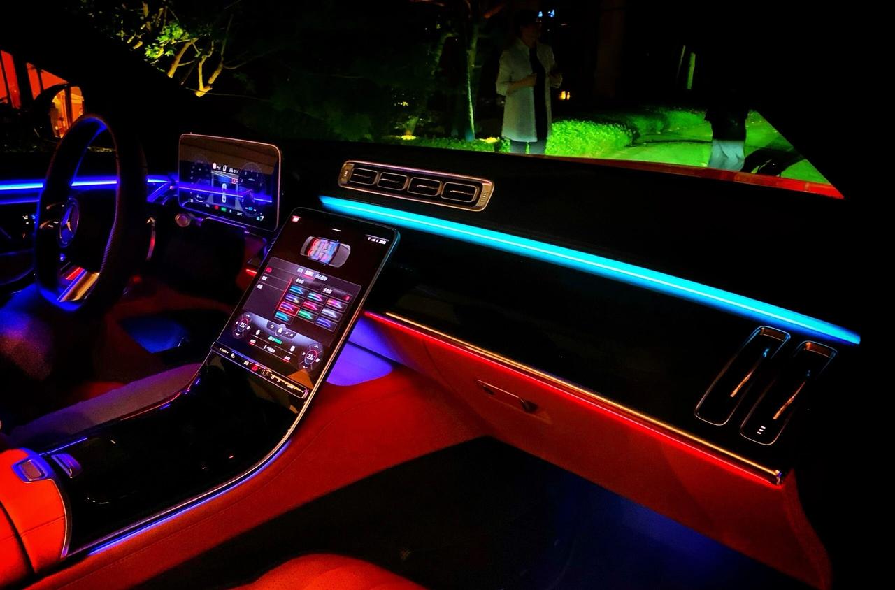 拿捏夜晚氛围这一块还是要看奔驰奔驰的内饰氛围灯设计要说第二，应该没人敢说第一了。