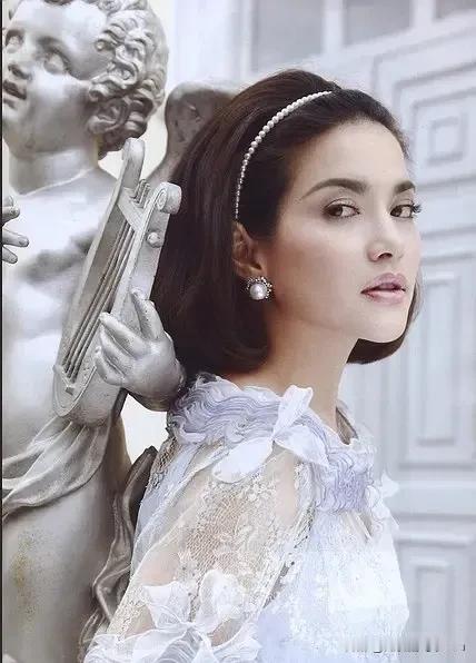 拼塔安·阿孔萨妮。1975年出生于泰国曼谷，泰国著名女演员、模特、节目主持人。
