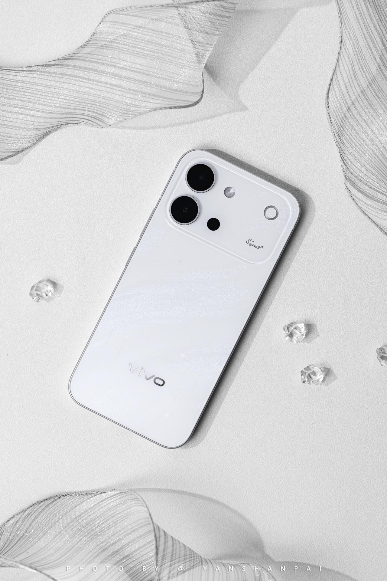 分享一组我们的vivo S60元气版实拍图赏
vivo S60元气版的亮点在背面
