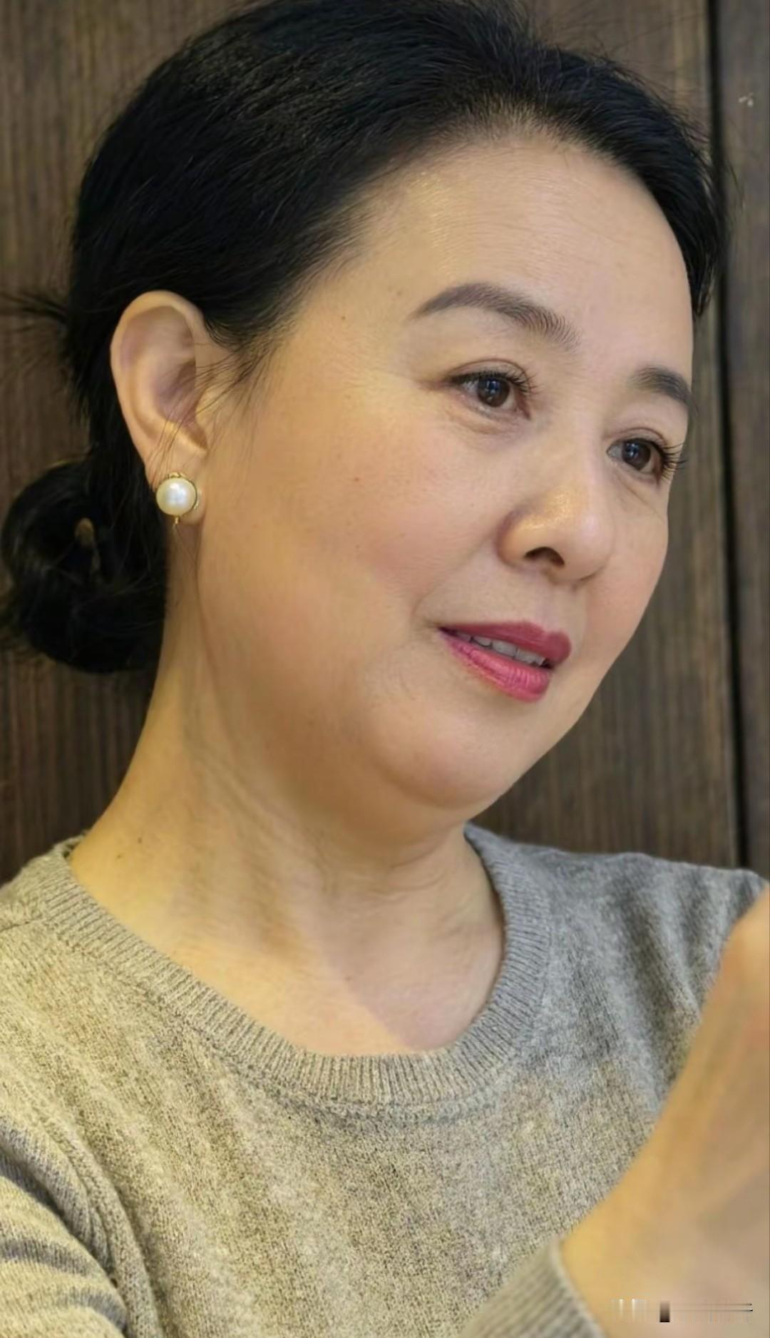 爱情和年龄无关，无论年龄相差多大都能拥有一次轰轰烈烈的恋爱。
但是婚姻和年龄有关