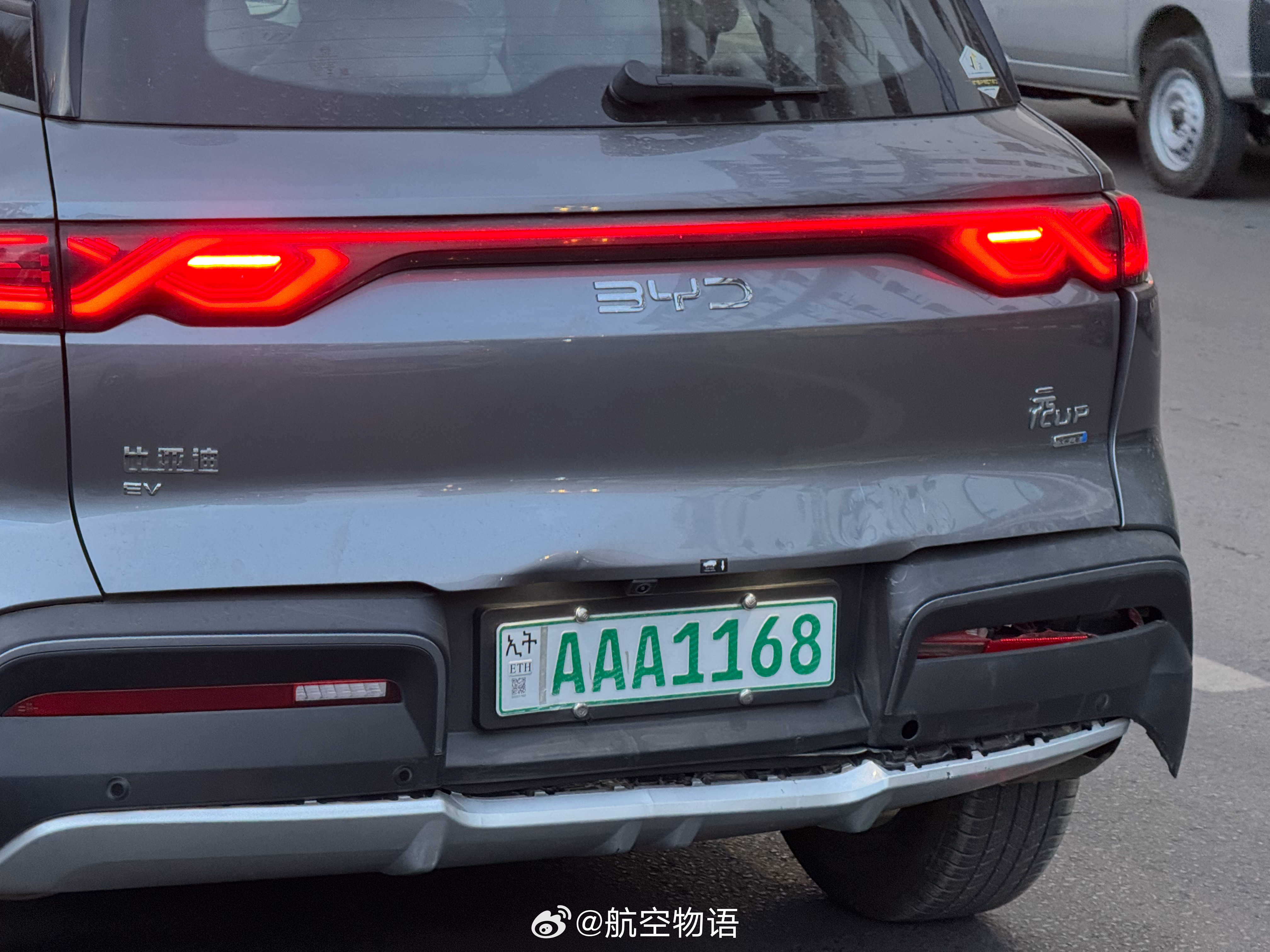 不懂就问哦，像埃塞俄比亚街头出现的这些BYD，全都是中文车标看着就是国内版车型，