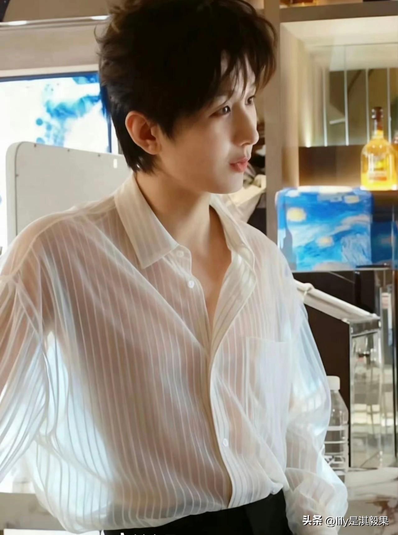 这是谁干的？我感觉好像原图成毅的衣服没这么透吧？不过……我想说干的好！这样若隐若