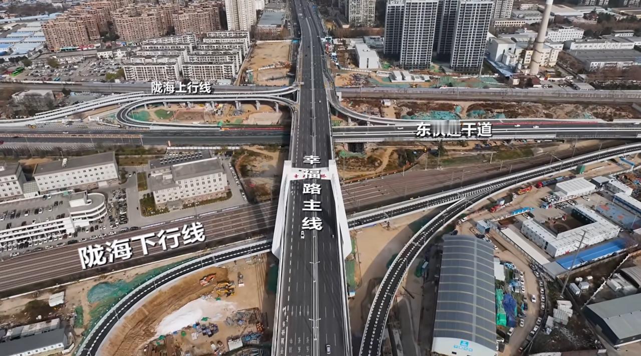 幸福路北延伸幸福大桥5条匝道今日通车放行，可实现与东快速干道的多向连接，地面辅道