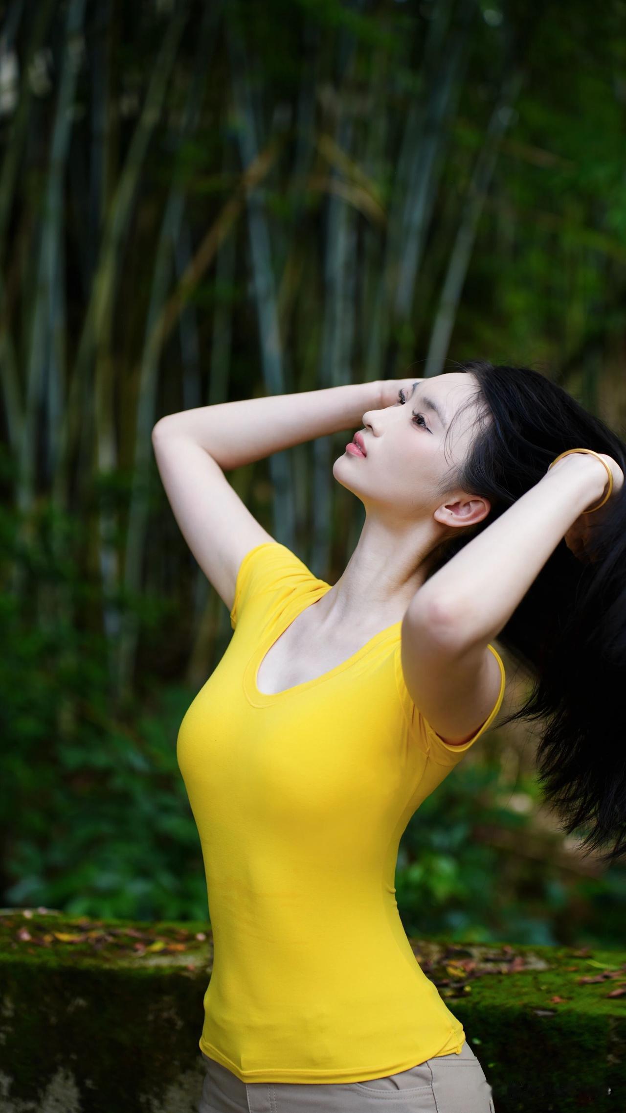 竹林中的清新少女，黄色上衣与自然背景相得益彰。