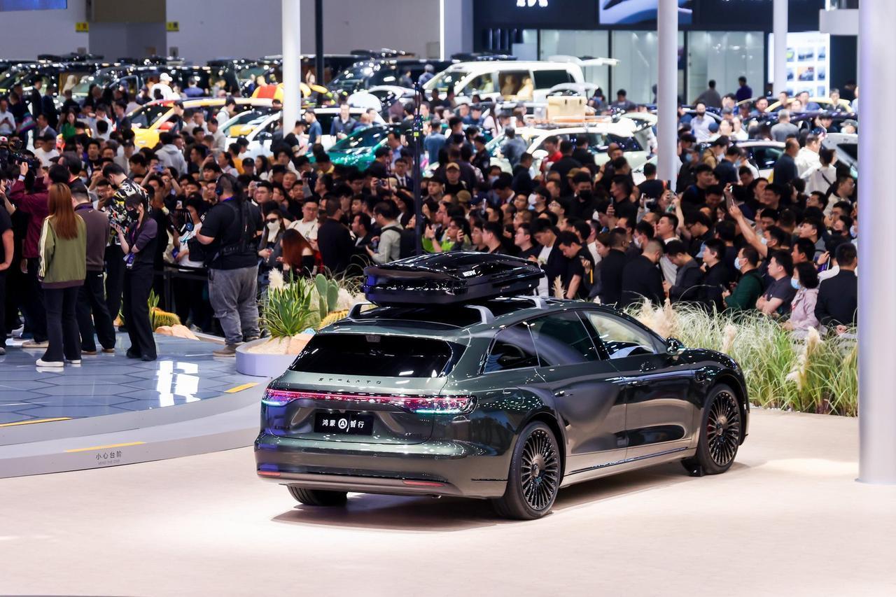 北京车展看鸿蒙智行：五界同台，从选哪个变成用哪个
今年北京车展鸿蒙智行展台有点意