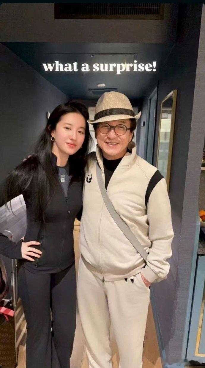 刘亦菲晒与成龙新合照金燕子与鲁彦又同框了，刘亦菲依旧灵动，成龙大哥风采不减👏 