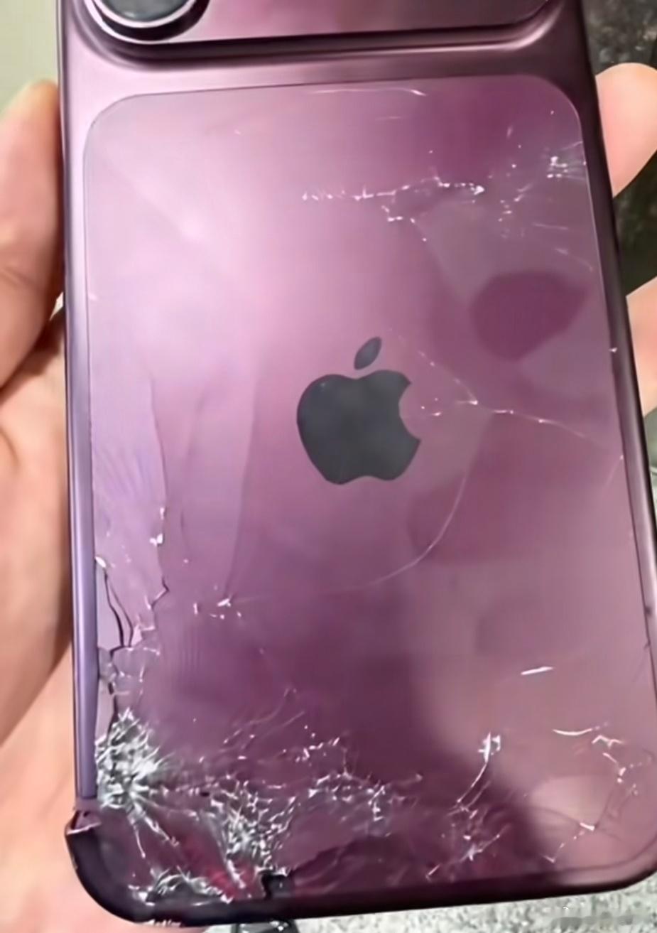 iPhone18Pro首摔以前大家吐槽不锈钢重，现在换了铝，轻是轻了，可这硬度…