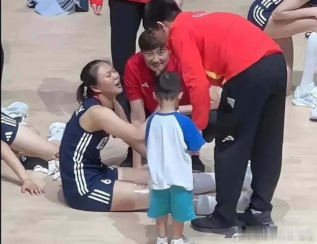 美国站赛后，龚翔宇坐在场边的画面让人心揪——膝盖裹着厚厚的冰敷，透明胶带缠得紧紧