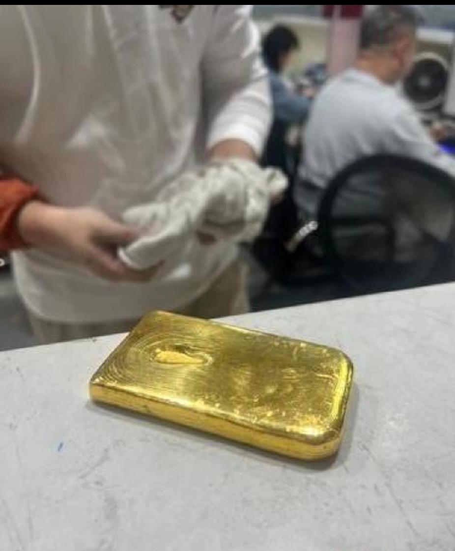 金价大跌，买金人欲哭无泪！

家人们，黄金这是闹哪样啊！10月23日，黄金价格持