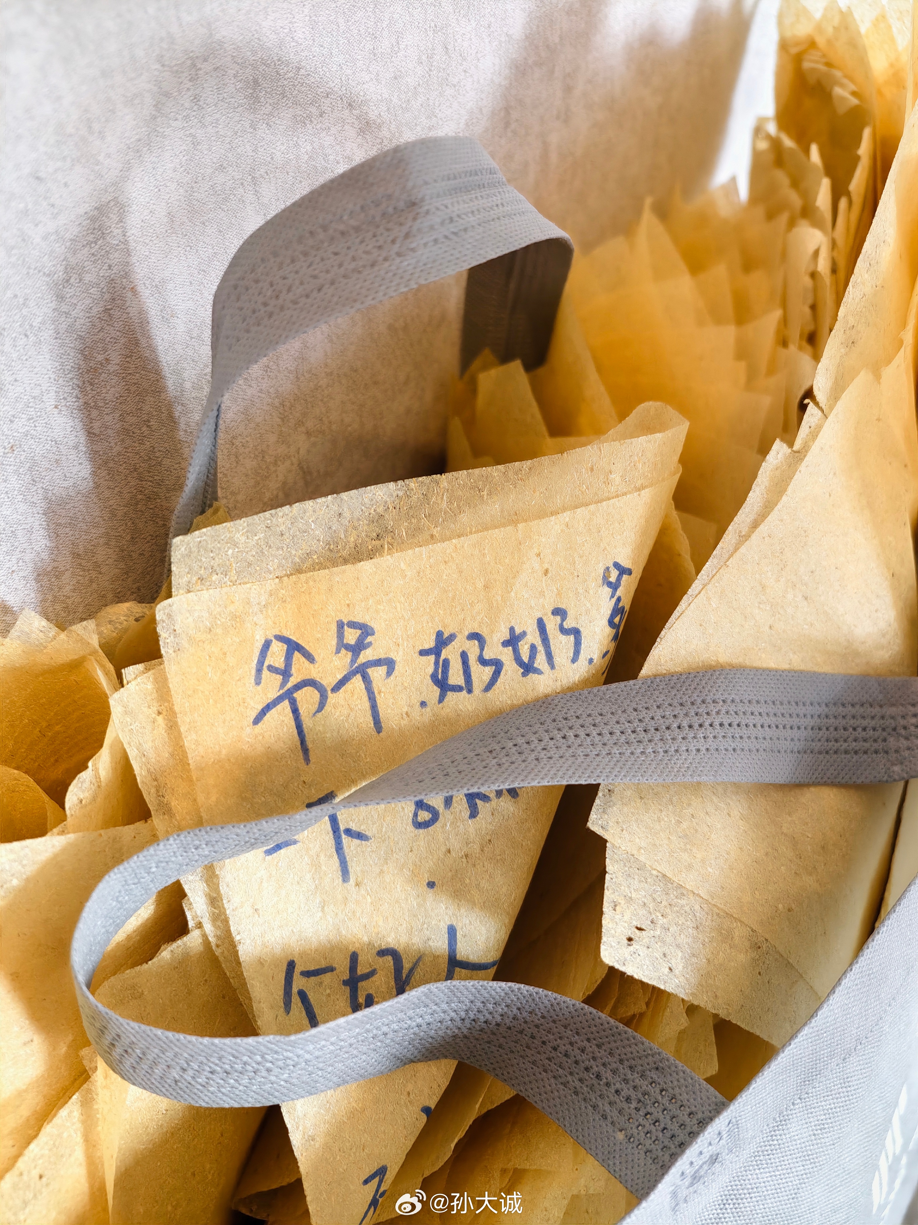 清明前夕，慎终追远。依着风俗，嫁出的女儿难赴坟前，可母亲对姥姥姥爷的惦念，一直都