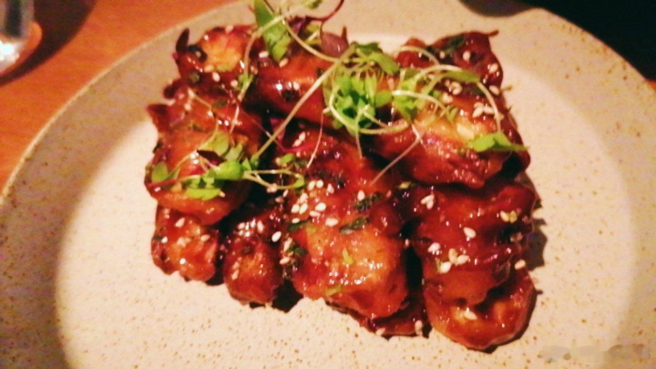 新加坡凯德集团宴余于Highline Bistro。微风拂檐，暑气顿消。庭中悬灯