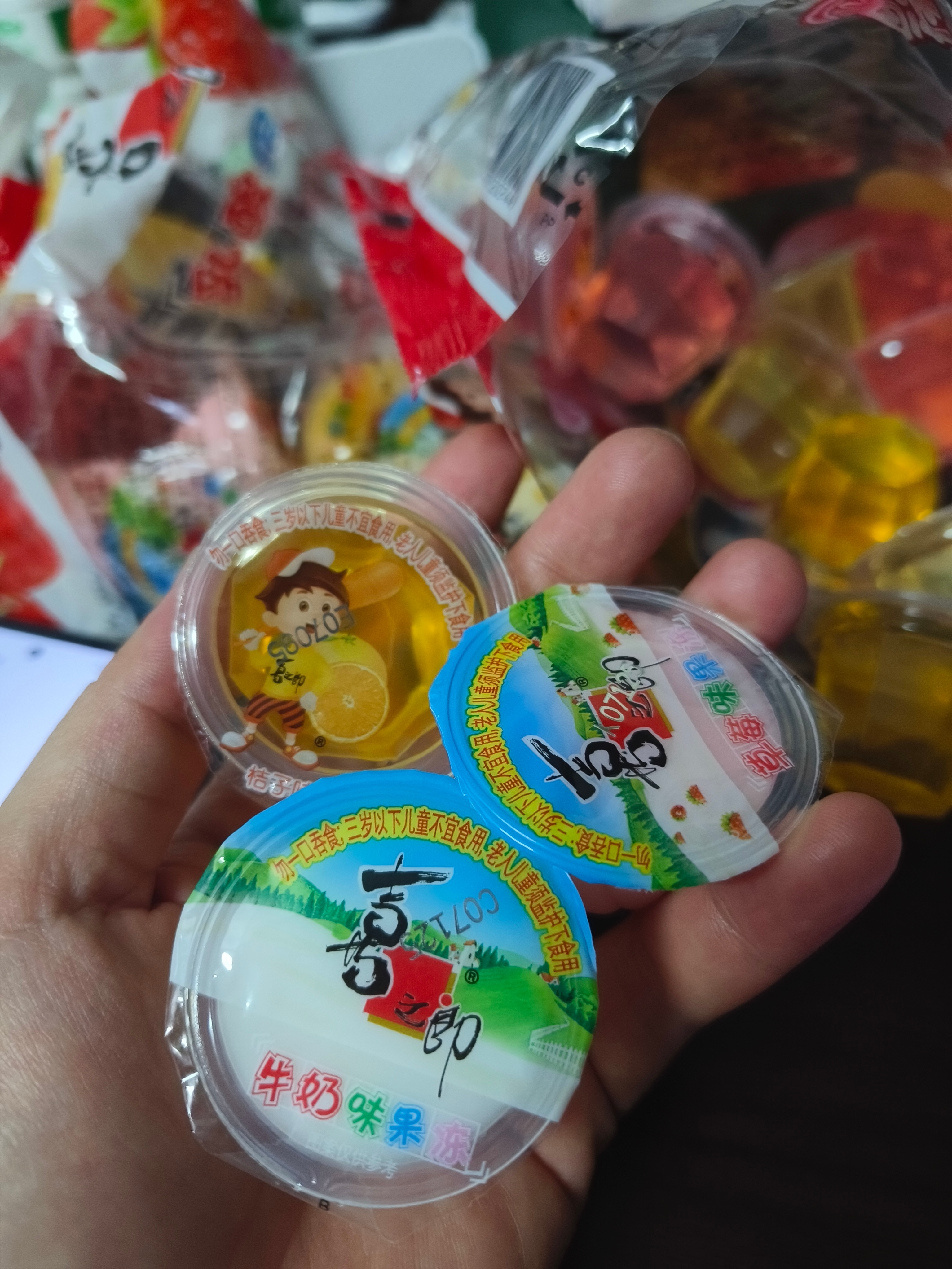 怎么会有雪碧可乐这么好喝的东西[馋嘴]饿了，给自己买了果冻[流鼻血] ​​​