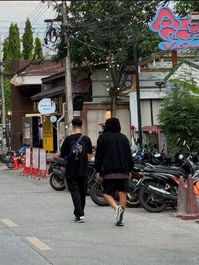 周杰伦陪昆凌录中餐厅 周杰伦陪昆凌录中餐厅，也太黏人了吧 网友在清迈偶遇周杰伦