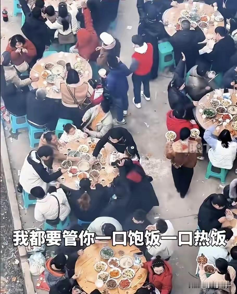 四川一女子发抖音说杀猪没人帮，希望网友帮忙杀猪，结果1月11日杀猪当天去了千余人