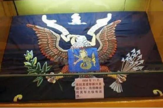 1950年长津湖，张积庆在打扫战场时，捡到一块花里胡哨的“蓝布”，他突然想起炊事