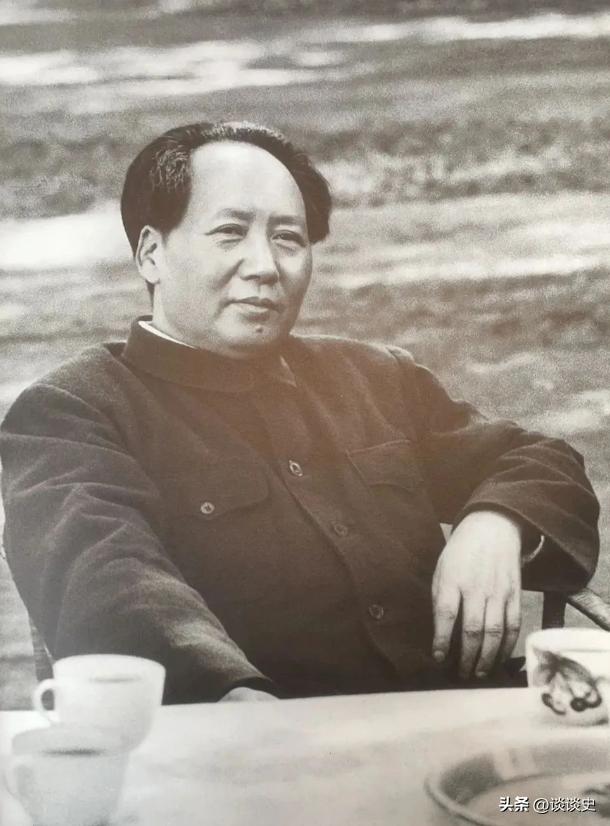 1950年，西方记者刁难发问：“你们废除旧条约算不算不讲信用？”全场安静，毛主席
