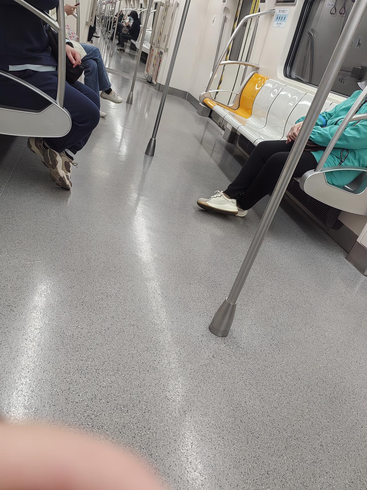 退休人，虽然退休两年多了，也没闲着。教高中两月半，在农场两个月。摆地摊二十天，旅