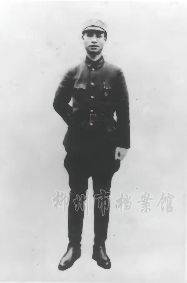 1950年，杭州西湖畔。一位自称王更生的老者租下一间破旧小屋居住，每日天还未亮，