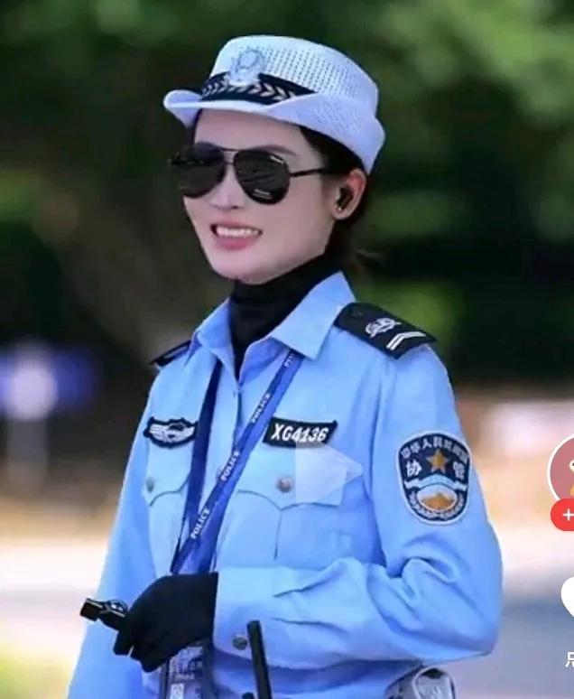 与李语蔚类似的另一女交警出现了！
不仅样貌身形形似，就连指挥交通的语气、语音也是