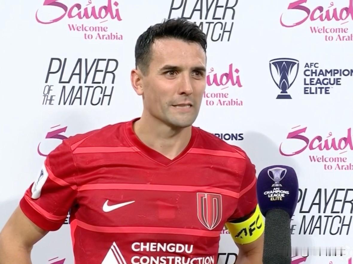 看看成都蓉城的表现，上海海港不害臊吗？成都蓉城在亚冠联赛里，主场1：1战平了广岛