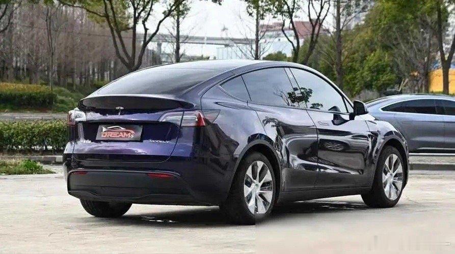 我发现，电动车最大的短板并不是续航里程的问题，而是在于其在高速行驶时的续航能力。