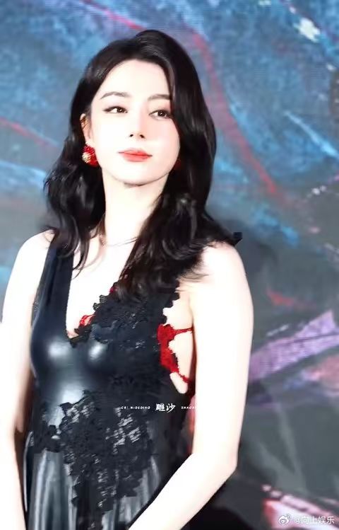 迪丽热巴追剧团的造型迪丽热巴黑红皮革蕾丝裙  迪丽热巴追剧团的造型，迪丽热巴黑红