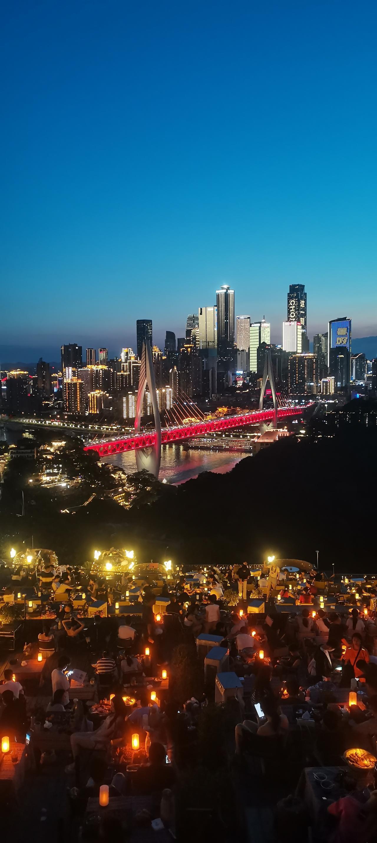 一是将“哈儿山”的烧烤摊拆除了，本来这里是南岸区人气最旺，风景最美的游客打卡地。