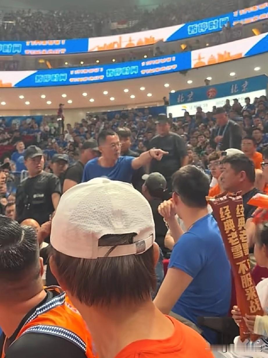 北京和上海球迷冲突，输球心里不得劲理解！

京沪大战G3，北京惨败收场，虽然一度