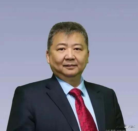 最近有个事看着也太蹊跷了！
平时各说各的大V们突然抱团，连攻击的话术都大同小异，