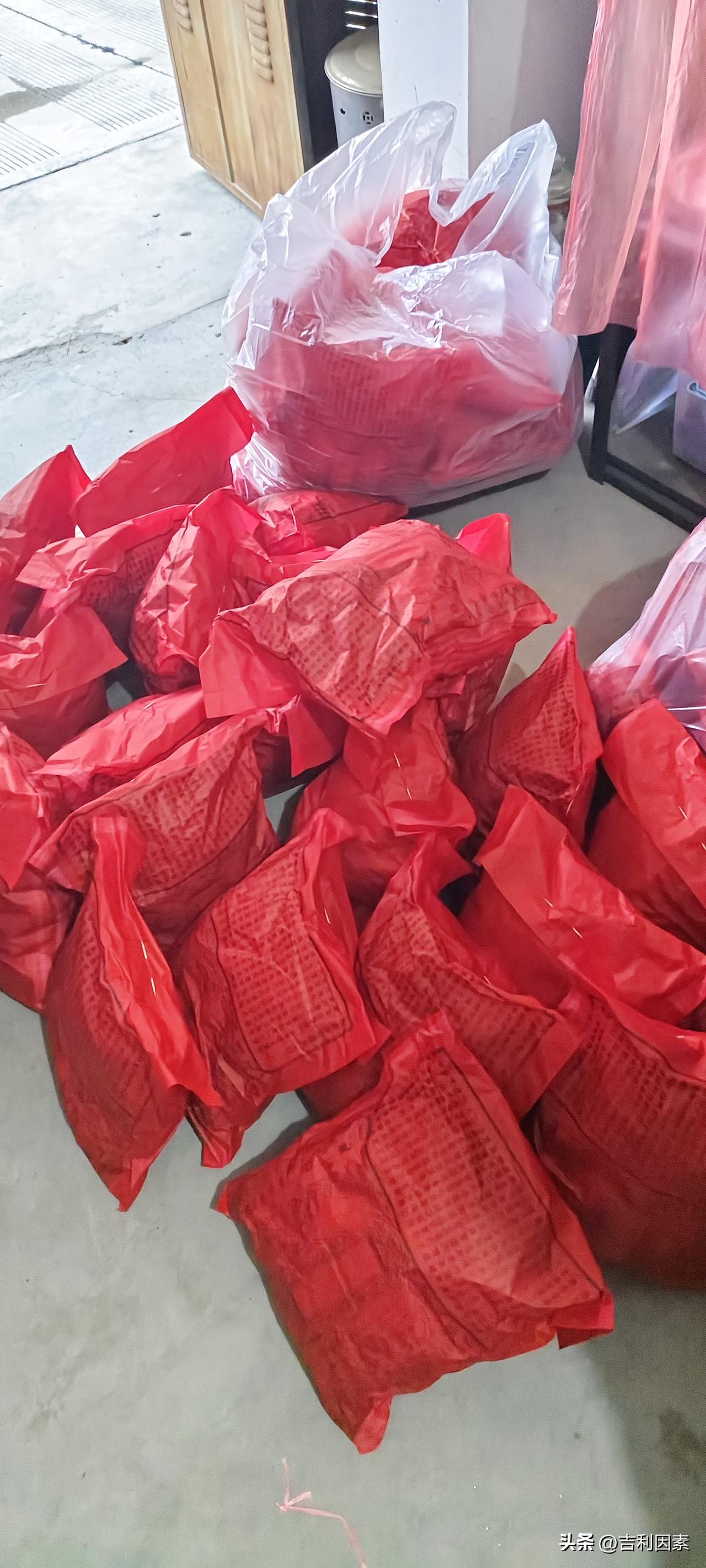 清明节发运的67个没有收件地址的快递 
清明时节雨纷纷，路上行人欲断魂。本是春花