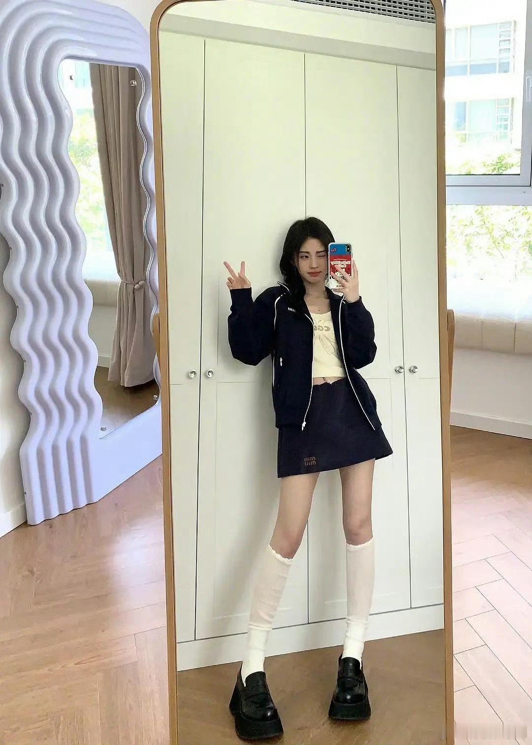 鞠婧祎这大长腿p的，估计自己都不信吧？ ​​​