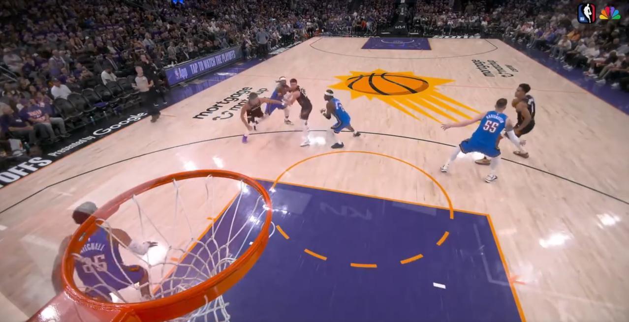 多尔特再出阴招——故意勾倒布克至其受伤离场！
布克赛后说到：“我不知道多尔特是不